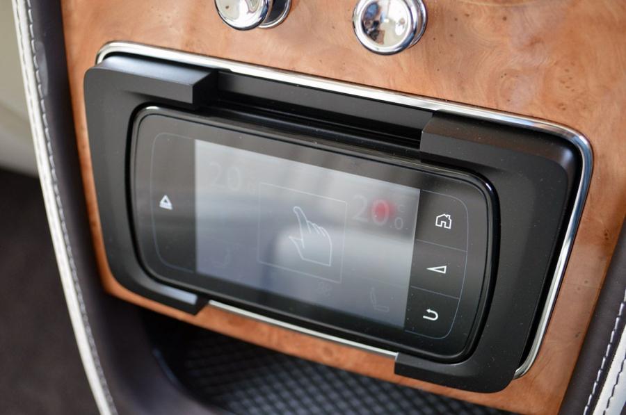 Детали интерьера Bentley Flying Spur 2014 года  (фото 12 из 63)